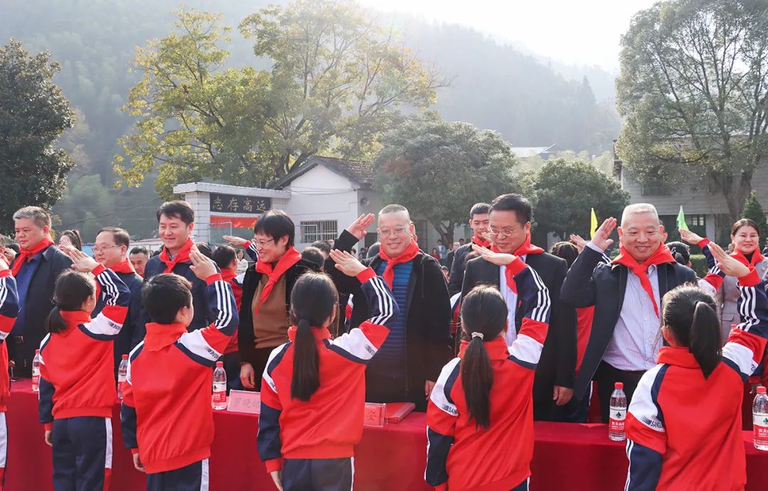 出席活动的领导嘉宾百年大计,教育为本.乡村振兴,教育先行.